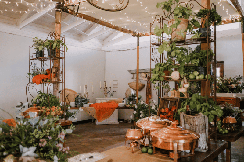 Có thể sử dụng nhiều vật phẩm phong thuỷ để trang trí cửa hàng