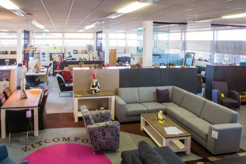 Cân bằng giữa màu sắc và ánh sáng trong thiết kế showroom 
